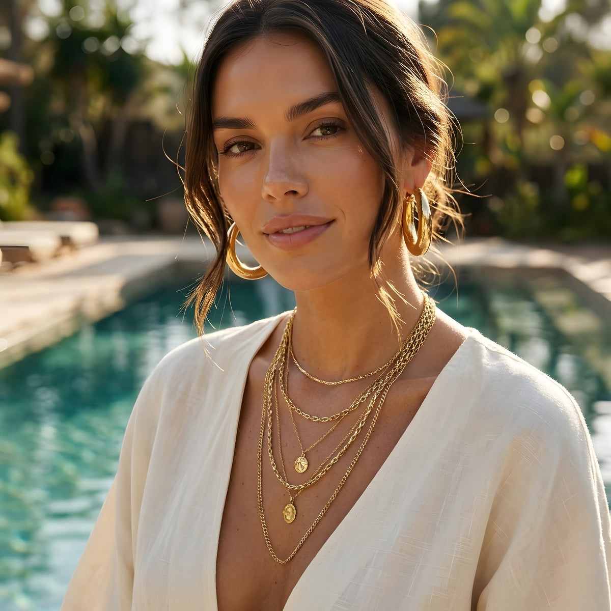 Collares y aros dorados