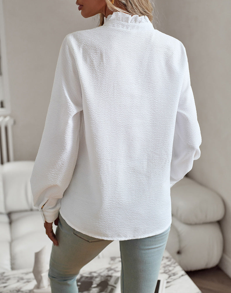 Camisa blanca con cuello de volante