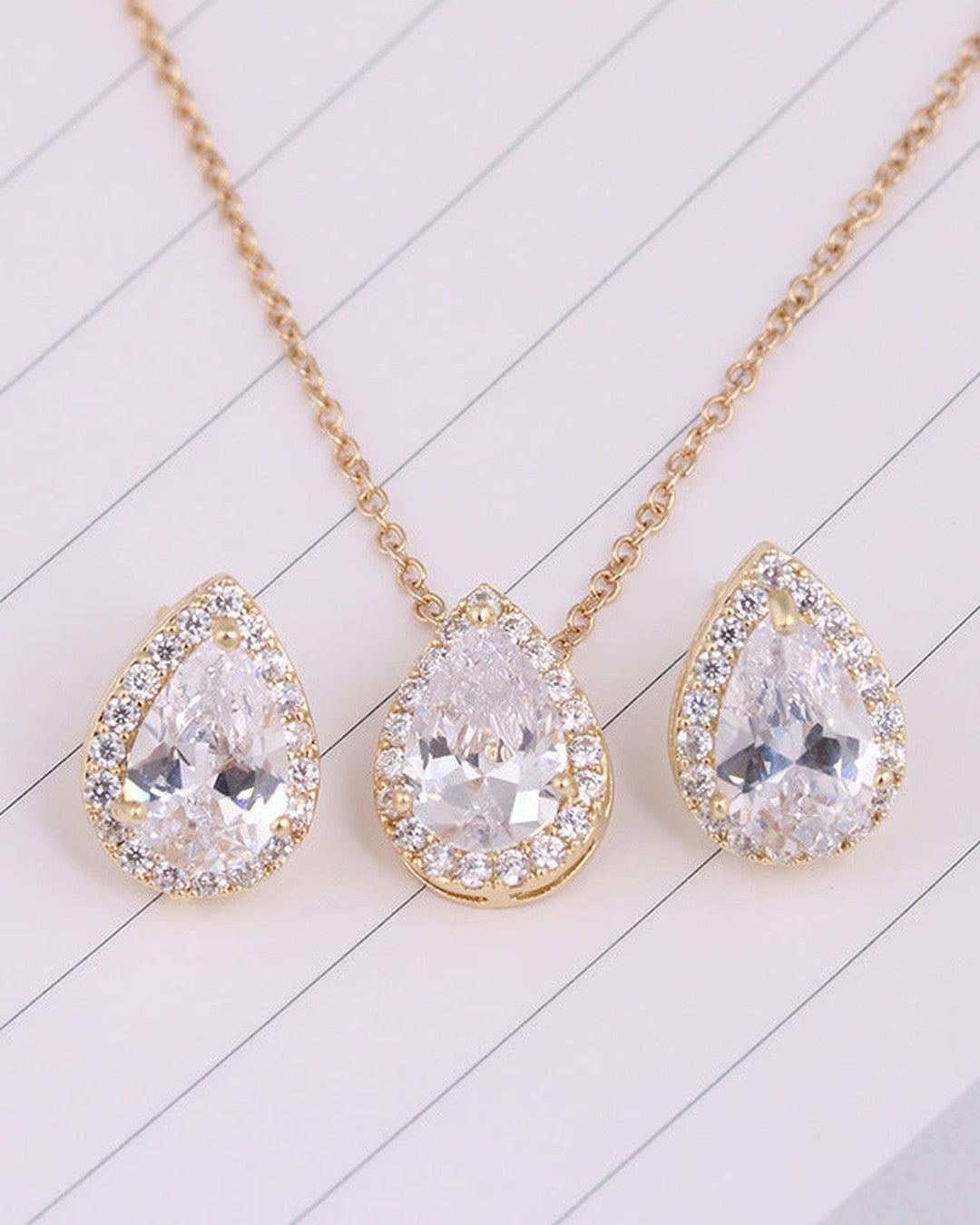 Conjunto de Collar y Pendientes Gota de Circonitas