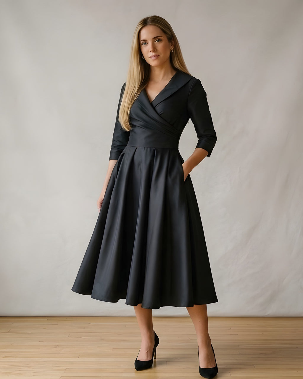 Vestido midi negro de vuelo con cuello solapa