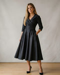Vestido midi negro de vuelo con cuello solapa