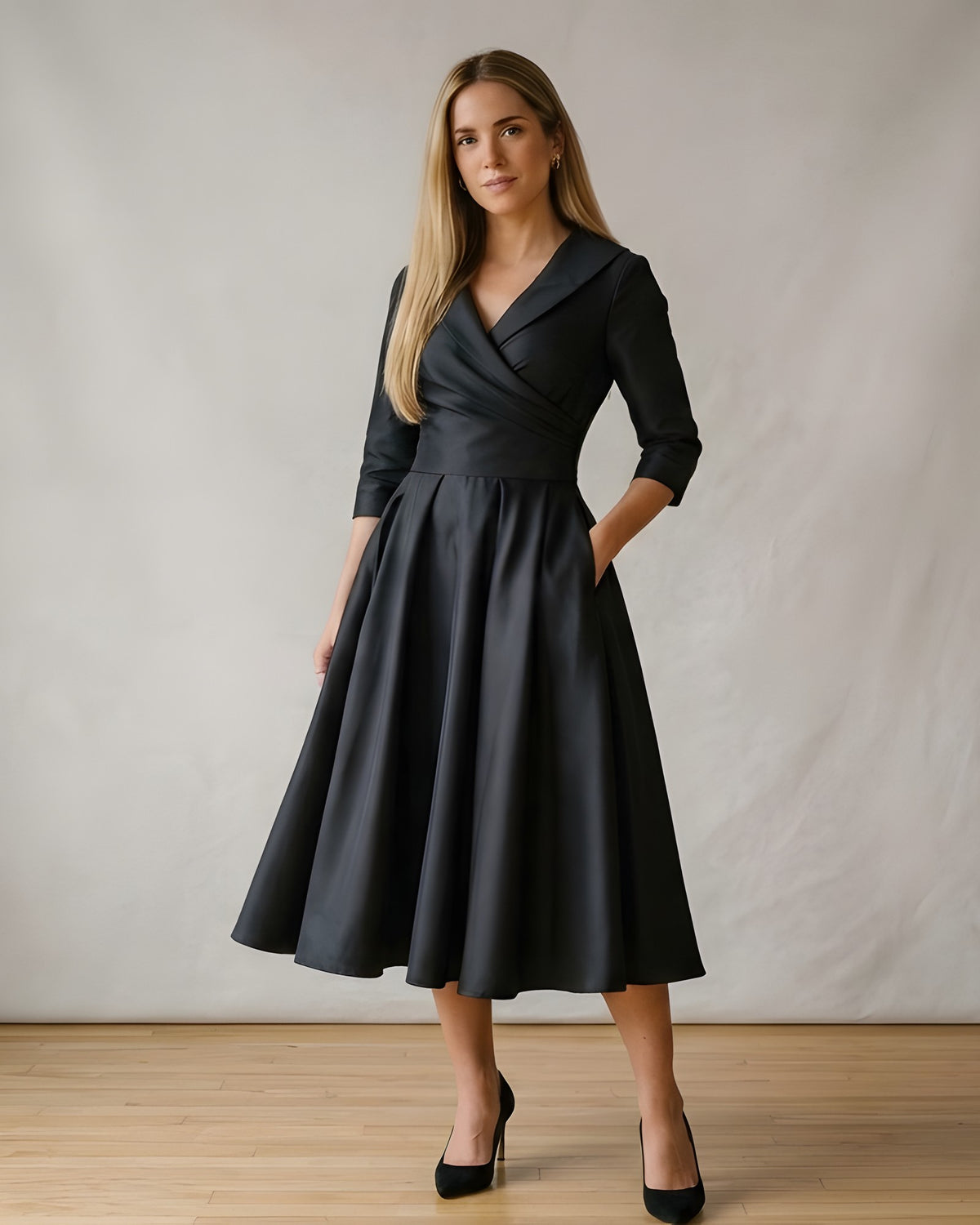 Vestido midi negro de vuelo con cuello solapa