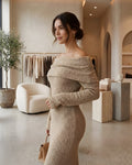 Vestido de punto beige con hombros descubiertos