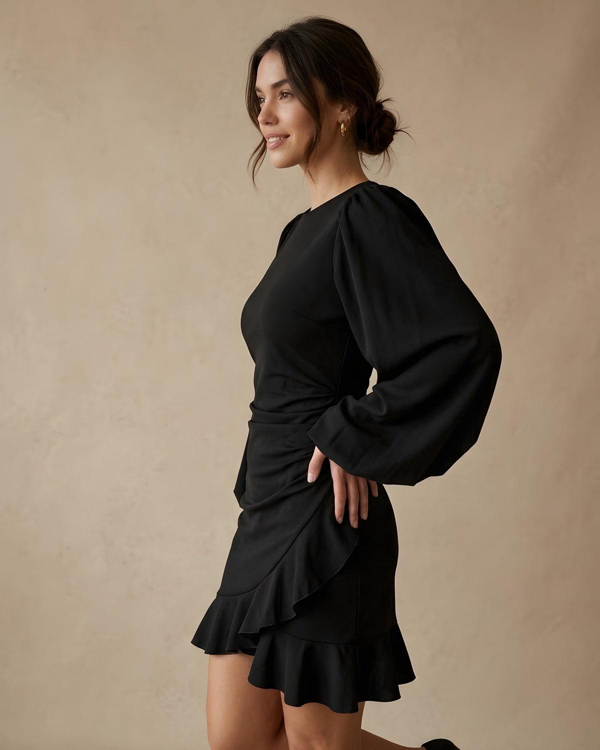 Vestido negro con manga farol y volante