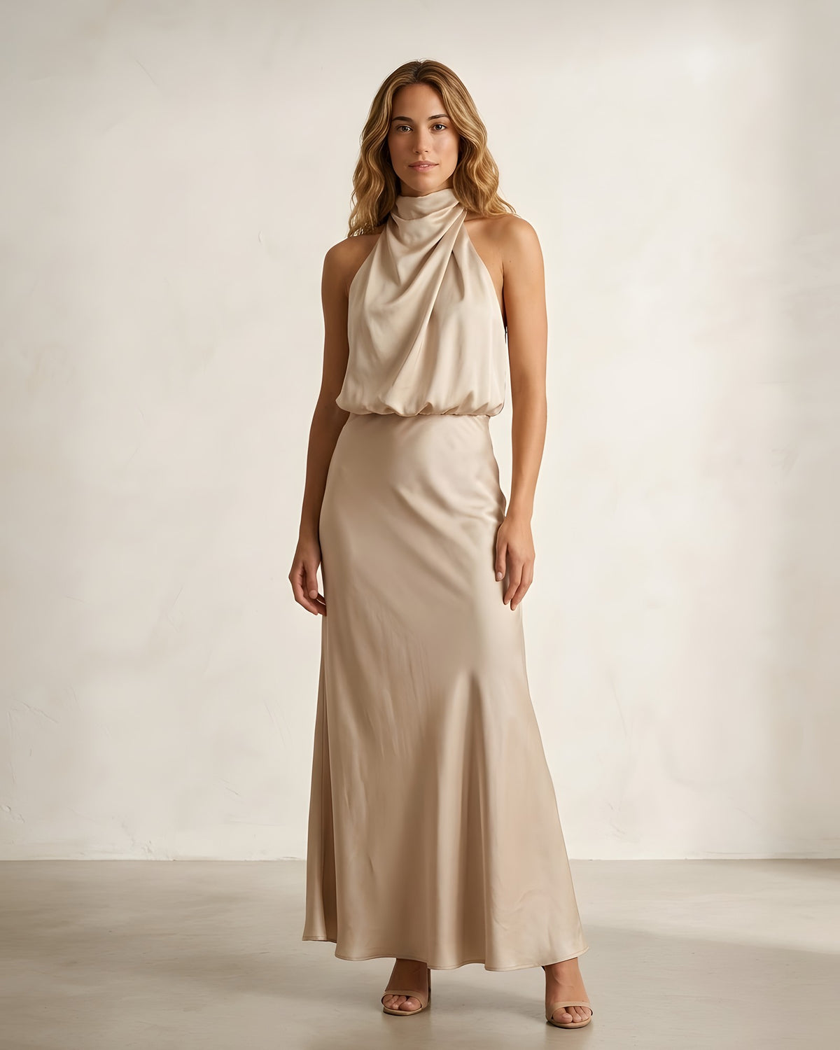 Vestido largo halter drapeado champán