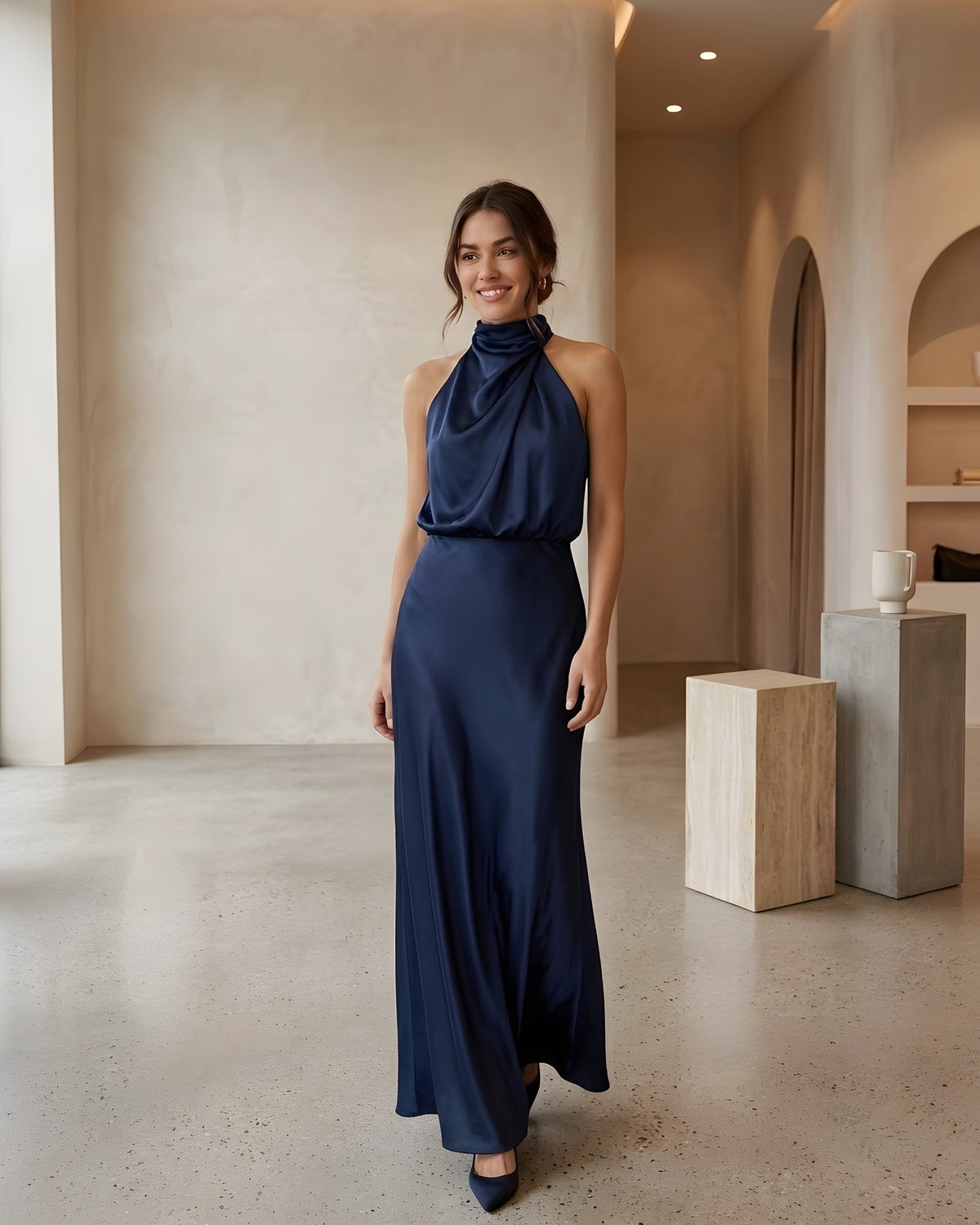 Vestido largo halter drapeado azul marino