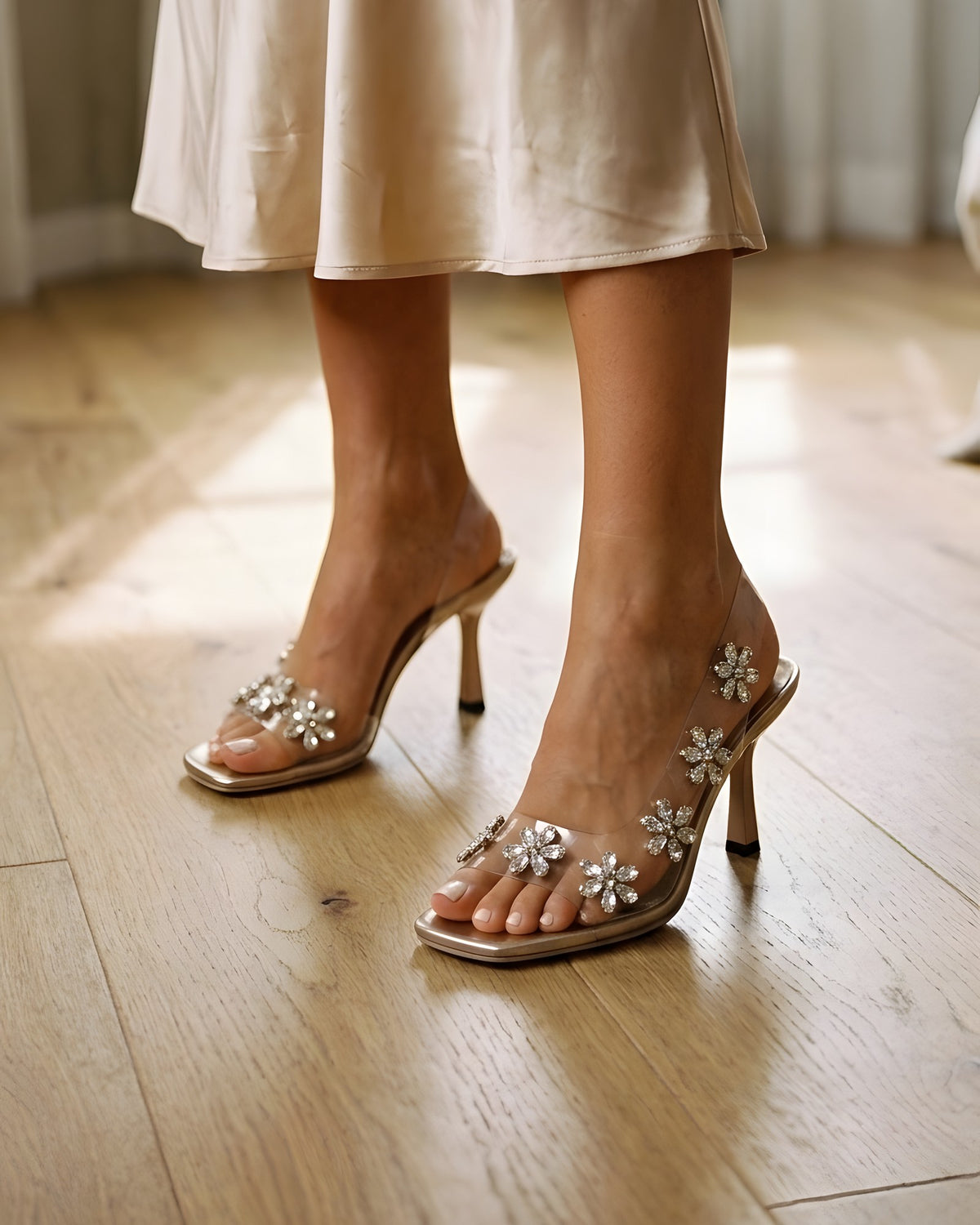 Sandalia Transparente con Flores de Strass dorado